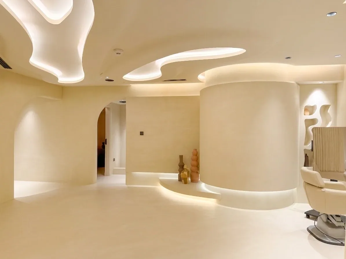 Curved luxury interior finished with seamless microcement surfaces