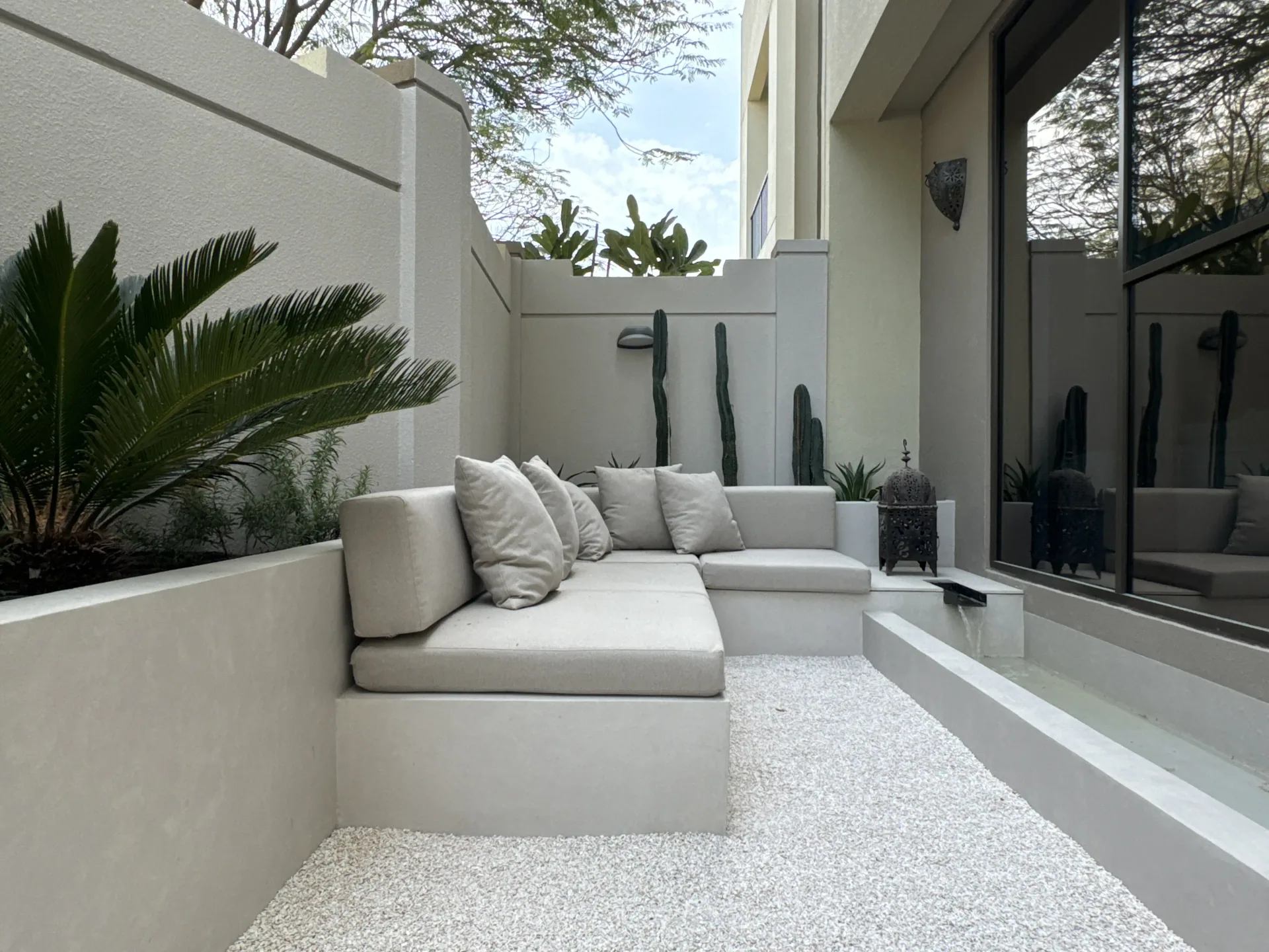 Seamless microcement floor in an outdoor lounge area